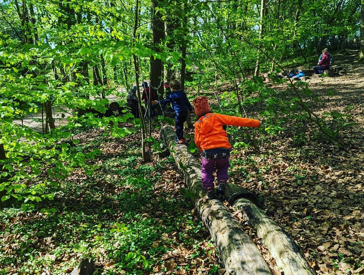 Kinder spielen im Waldkindergarten Muckestutz