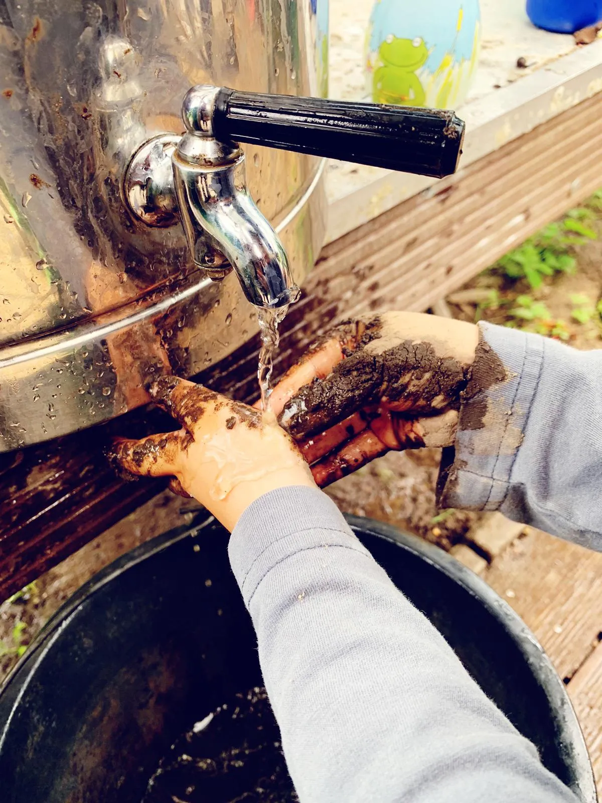 Hände waschen im Waldkindergarten
