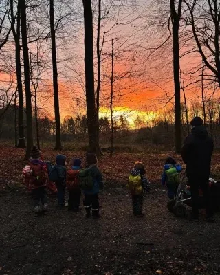 Kinder beobachten den Sonnenaufgang im Kurpark